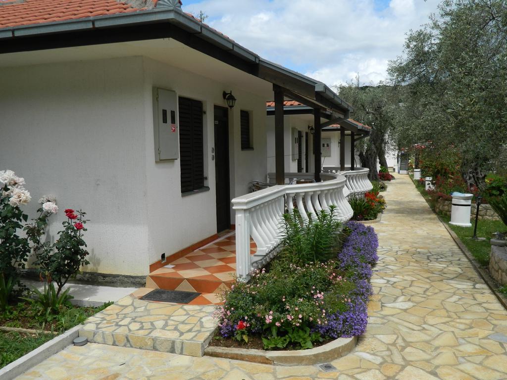 President Bungalows And Apartments Utjeha Exterior foto